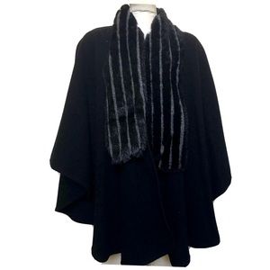 One size fits all women cape black with Detachable faux fur